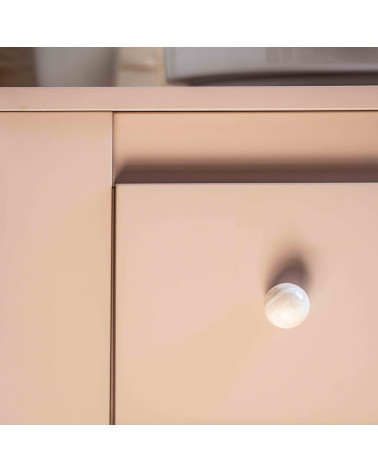 Botón de mueble de madera de haya rosa topo tirador de diseño vista de frente en primer plano montado en un mueble