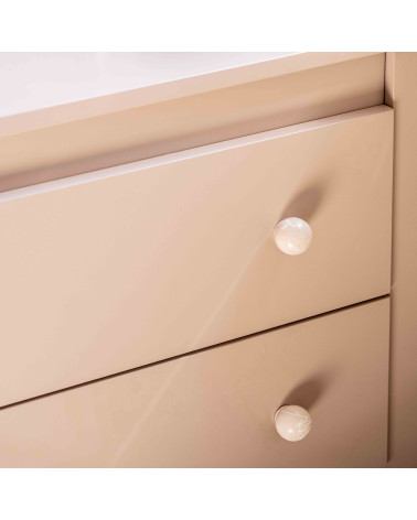 Botón de mueble de madera de haya rosa topo tirador de diseño fijado en un mueble rosa