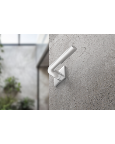 Tirador de puerta cromo satinado Scandi slim tirador de diseño vista inferior montada en una puerta