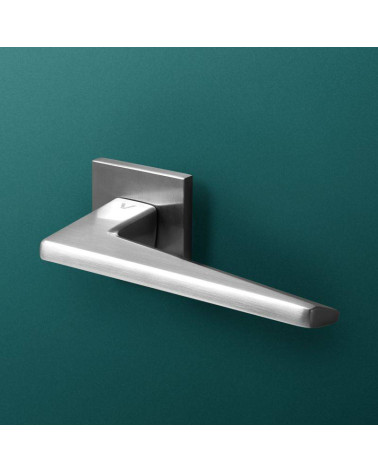 Tiradores de puerta en cromo satinado LIMA FIT tirador de diseño montado en una puerta