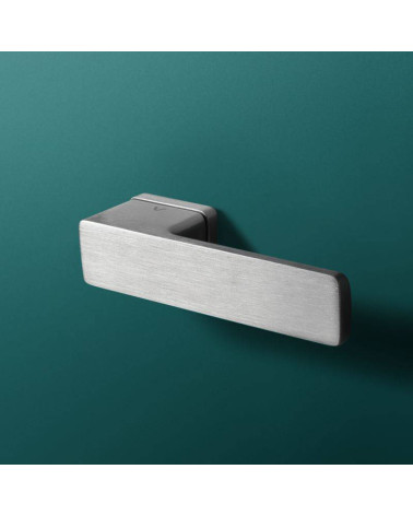Tirador de puerta moderna Cube diseño de tirador color 1 montado sobre un fondo