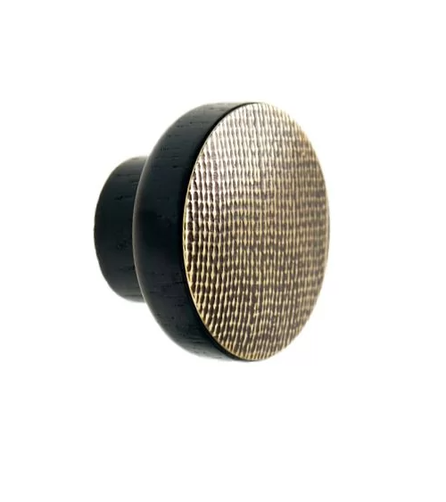 Tirador de mueble en madera lacada en negro latón