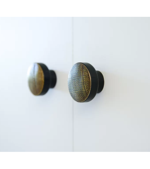 Tirador de mueble en madera lacada en negro latón