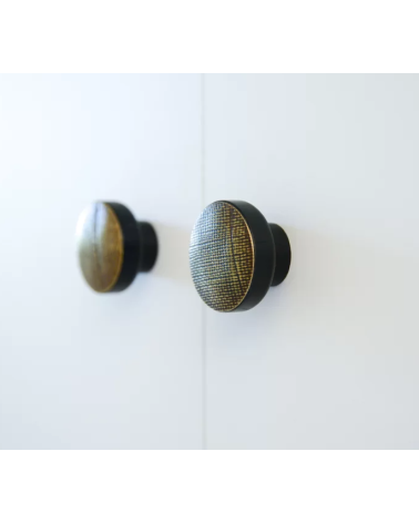 Tirador de mueble en madera lacada en negro latón