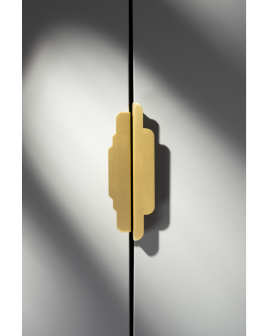 Tirador de mueble en latón cepillado Karla Edge tirador para dormitorio colocado verticalmente
