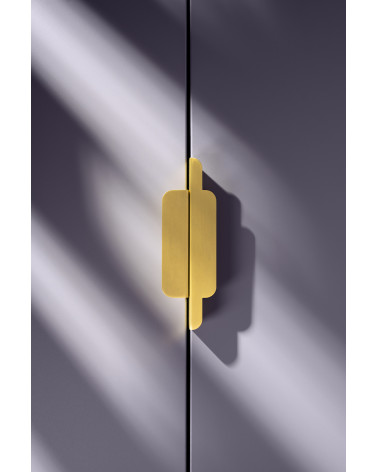Tirador de mueble de latón EDIT EDGE tirador de diseño fijado verticalmente en un mueble