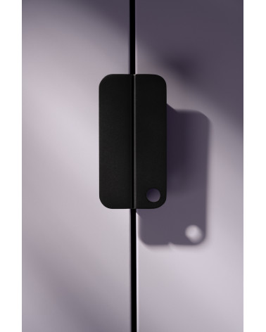 Tirador de mueble negro EDIT tirador de diseño colocado verticalmente