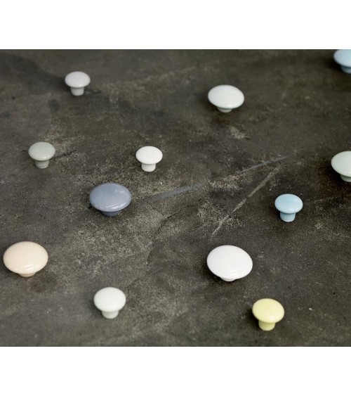 Tirador de mueble Anne Black Dot de color amarillo - tamaño 30x30mm
