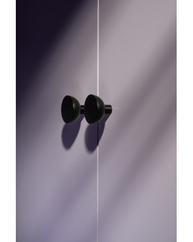Botón de mueble negro LUNA M tirador de diseño vista inferior montado en un mueble