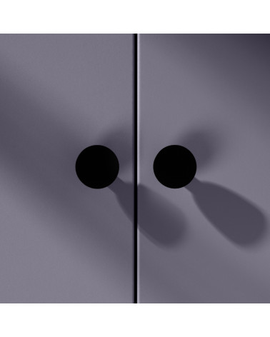 Botón de mueble negro LUNA M tirador de diseño vista frontal montado en un mueble