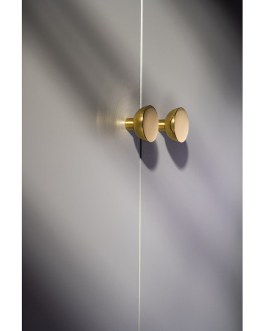 Botón de mueble dorado pulido LUNA M tirador de diseño vista lateral montado en un mueble