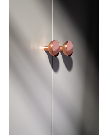 Tirador de mueble de cobre LUNA M diseño visto de lado montado en un mueble