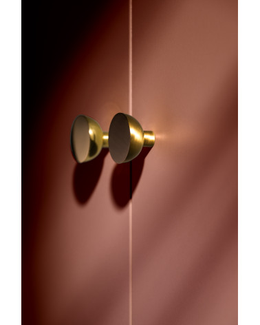 Botón de mueble oro mate LUNA M diseño vista lateral montado en un mueble