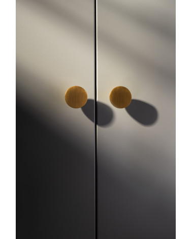 Botón de mueble oro mate LUNA M diseño vista frontal montado en un mueble