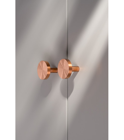 Botón de mueble en latón NENA M diseño