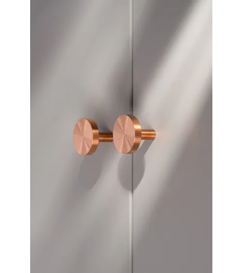 Botón de mueble en latón NENA M diseño