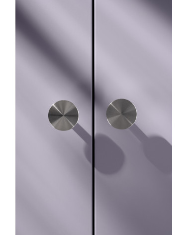 Botón de mueble cromo pulido NENA M diseño vista frontal montado en un mueble