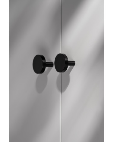 Botón de mueble negro NENA M diseño vista lateral montado en un mueble