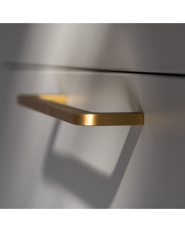 Tirador de mueble en latón cepillado ISA diseño montado en un cajón