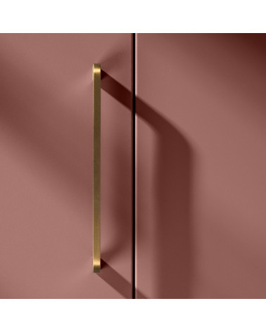 Tirador de mueble en latón cepillado ISA diseño modelo grande montado en un armario