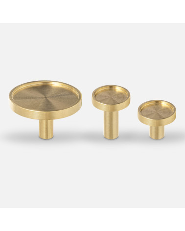 Botón de mueble de latón INA tirador de diseño alineado horizontalmente sobre superficie blanca
