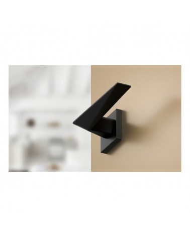 Tirador de puerta negra Blade manilla de diseño vista inferior montada en una puerta entreabierta