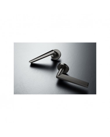 Manecilla de puerta negra Arrow herrajes de diseño colocada sobre un fondo