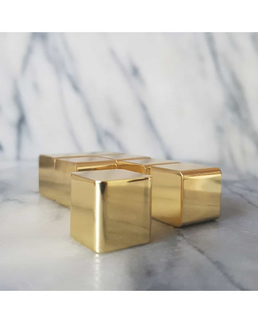 Botón de mueble en latón LANA S tirador de diseño vista en primer plano colocadas sobre mármol blanco veteado gris capturadas li