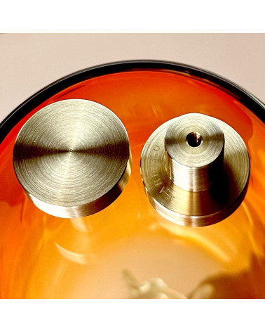 Tirador de mueble en latón 01 diseño colocado sobre una superficie naranja