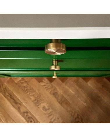 Tirador de mueble en latón 01 diseño visto desde arriba montado en un mueble
