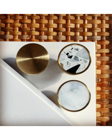 Tirador de mueble en latón 01 diseño colocados uno al lado del otro sobre una superficie