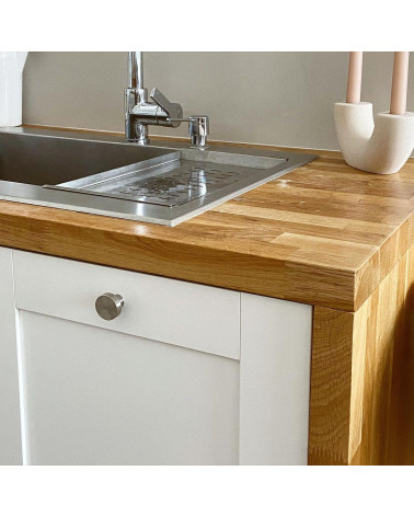 Tirador de mueble en acero inoxidable modelo 01 diseño vista inclinada sobre un mueble de cocina