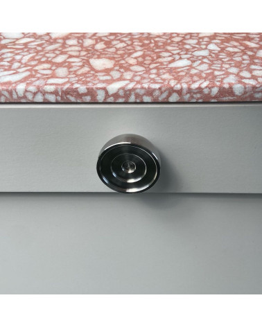 Tirador de mueble en acero inoxidable modelo 02 diseño visto desde arriba montado en un mueble