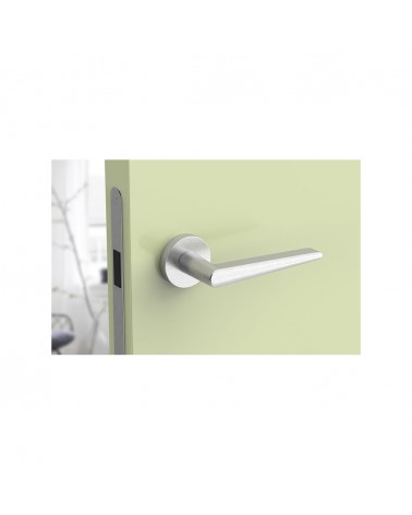 Manecilla de puerta cromo satinado Arrow herraje design vista de frente montada en una puerta
