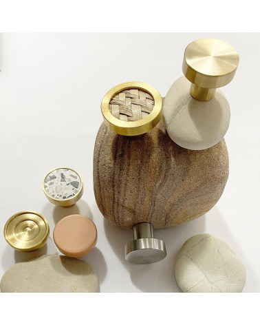 Tirador de mueble en latón 02 diseño colocado sobre una piedra