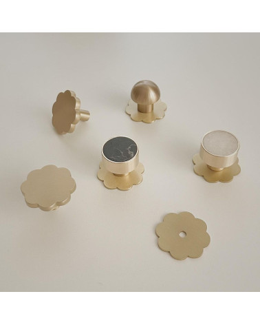 Tirador de mueble en latón modelo 03 tirador de diseño visto desde arriba dispuesto en círculo