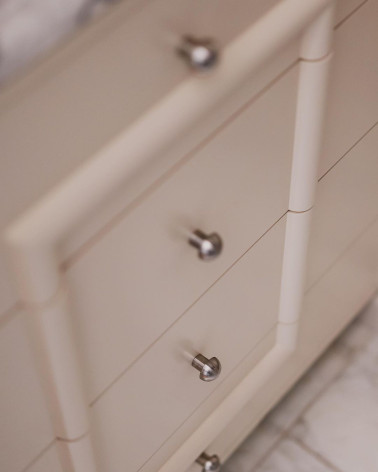 Tirador de mueble en acero inoxidable 03 tirador de diseño visto desde arriba inclinado sobre un mueble de baño