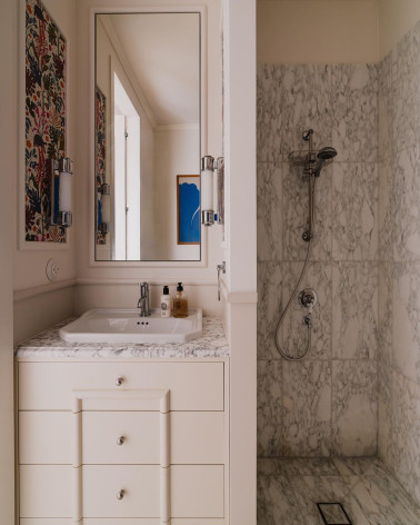 Tirador de mueble en acero inoxidable 03 tirador de diseño visto de frente en un cuarto de baño