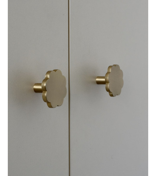 Botón de mueble en latón Fleur 08 tirador de diseño