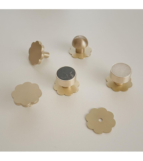 Botón de mueble en latón Fleur 08 tirador de diseño