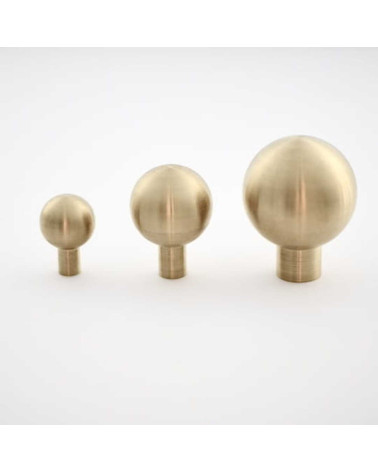 Tirador de mueble de latón Boule diseño vista de frente en diferentes tamaños