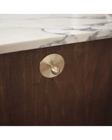 Tirador de mueble de latón Boule diseño vista inclinada con arandela montado en un mueble