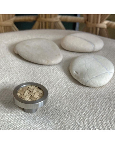 Tirador de mueble en acero inoxidable con junco marino tirador de diseño visto de frente