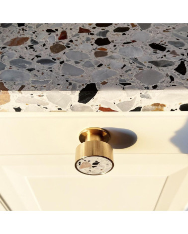 Tirador de mueble en latón y Terrazzo tirador de diseño visto desde arriba montado en un mueble
