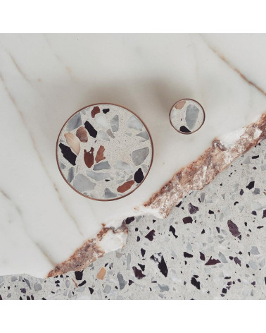 Tirador de mueble en latón y Terrazzo tirador de diseño visto en primer plano
