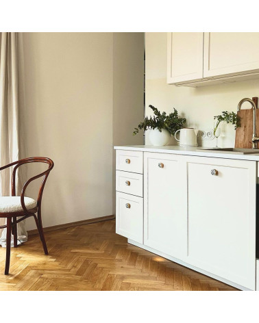 Tirador de mueble en latón y Terrazzo tirador de diseño fijado en un mueble de cocina