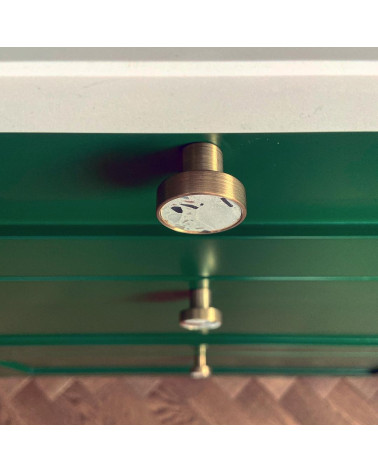 Tirador de mueble en latón y Terrazzo tirador de diseño visto desde arriba montado en un mueble