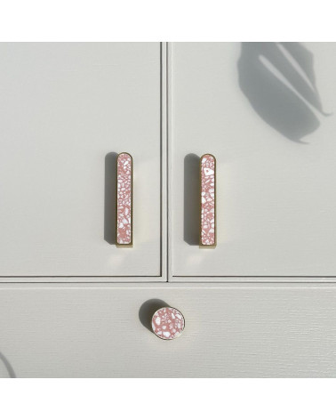 Tirador de mueble en latón y Pink Terrazzo tirador de diseño visto de frente montado en un mueble
