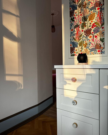 Botón de mueble en latón y Pink Terrazzo tirador design visto en ángulo alineado verticalmente en los cajones