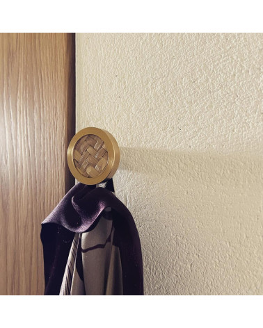 Botón de mueble en latón y herbarios marinos tirador design visto de frente montado en un mueble